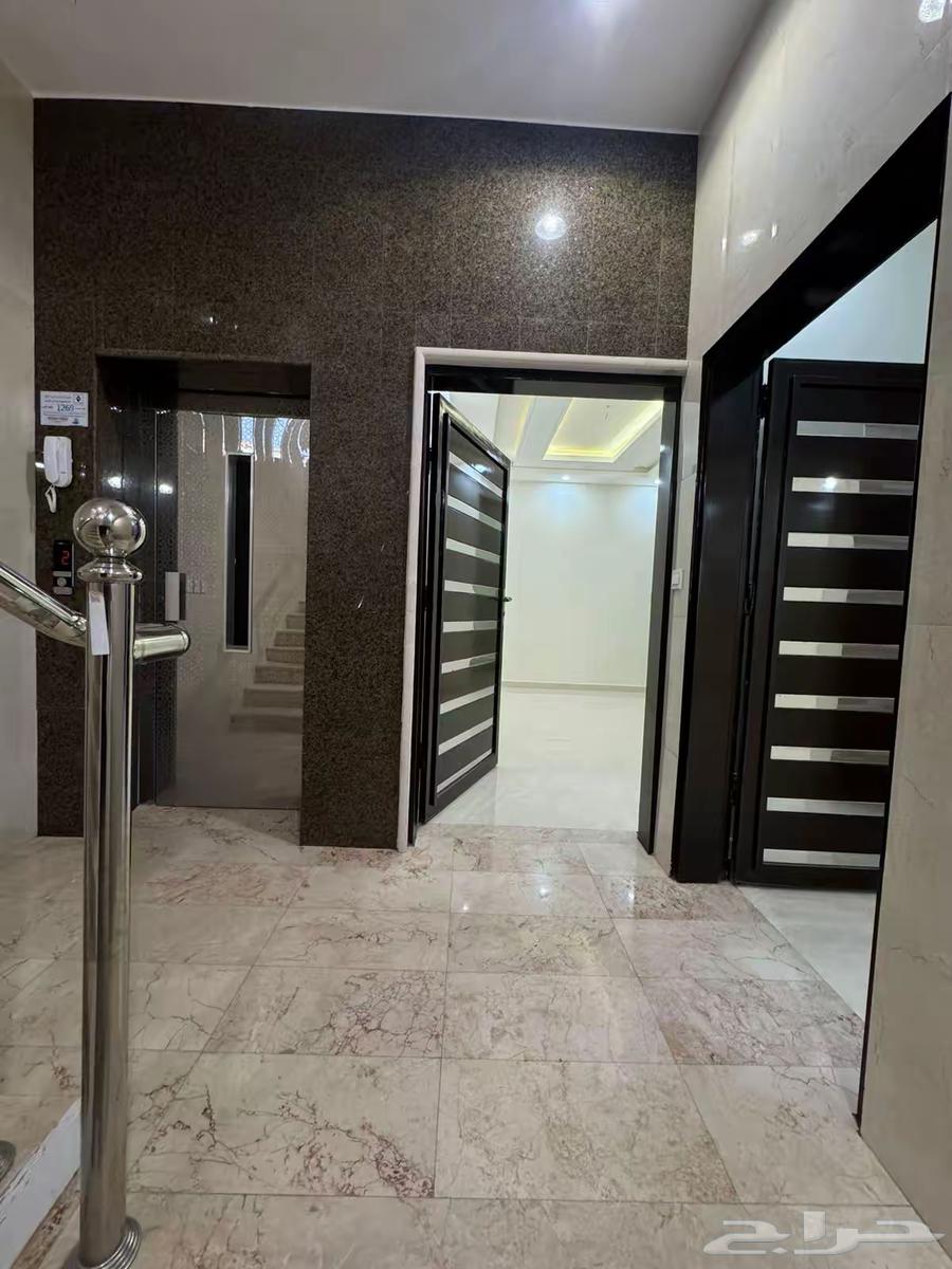 للايجار شقة دور ارضي 5 غرف حي الضباب64589641238659111