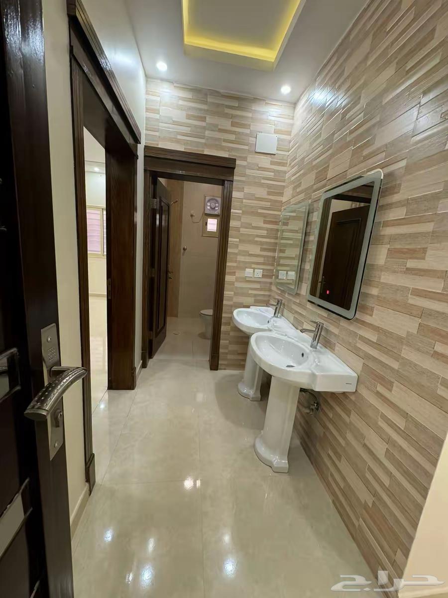 للايجار شقة دور ارضي 5 غرف حي الضباب64589641238659113