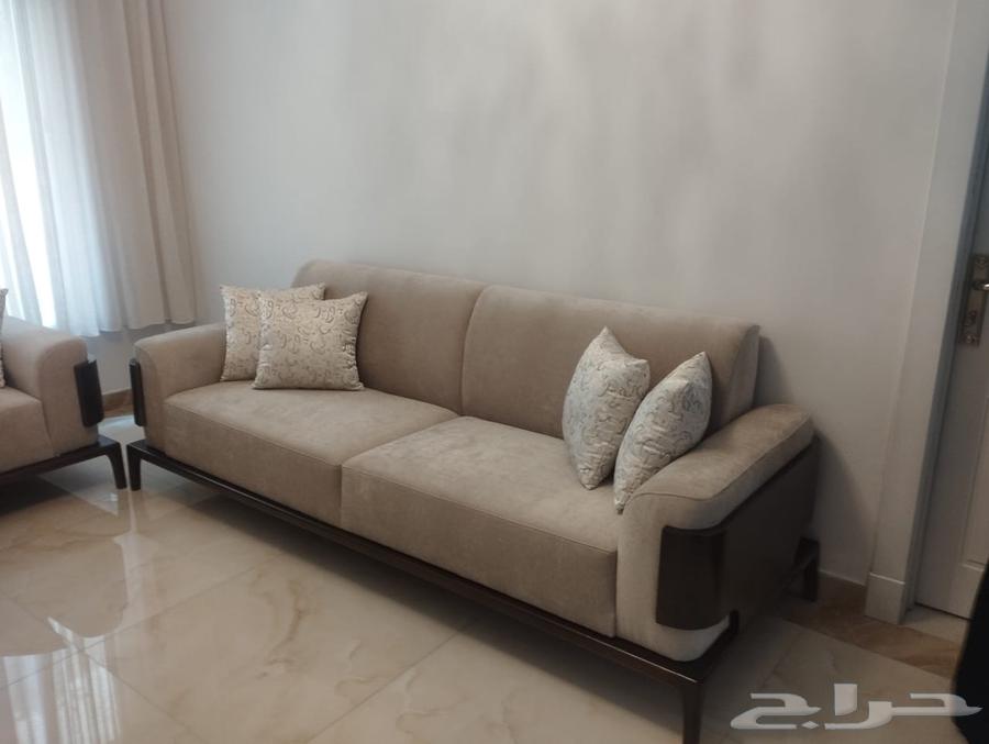 يوجد تنجيد كنب كلاسيكي وامريكي مع تصميم ستائر64582644980993113