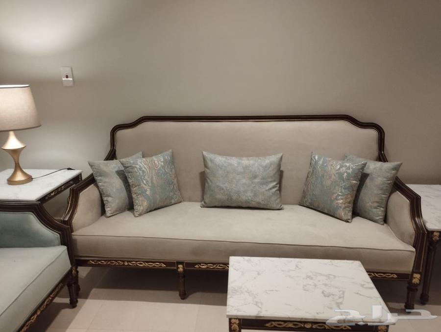 يوجد تنجيد كنب كلاسيكي وامريكي مع تصميم ستائر64582644980993110