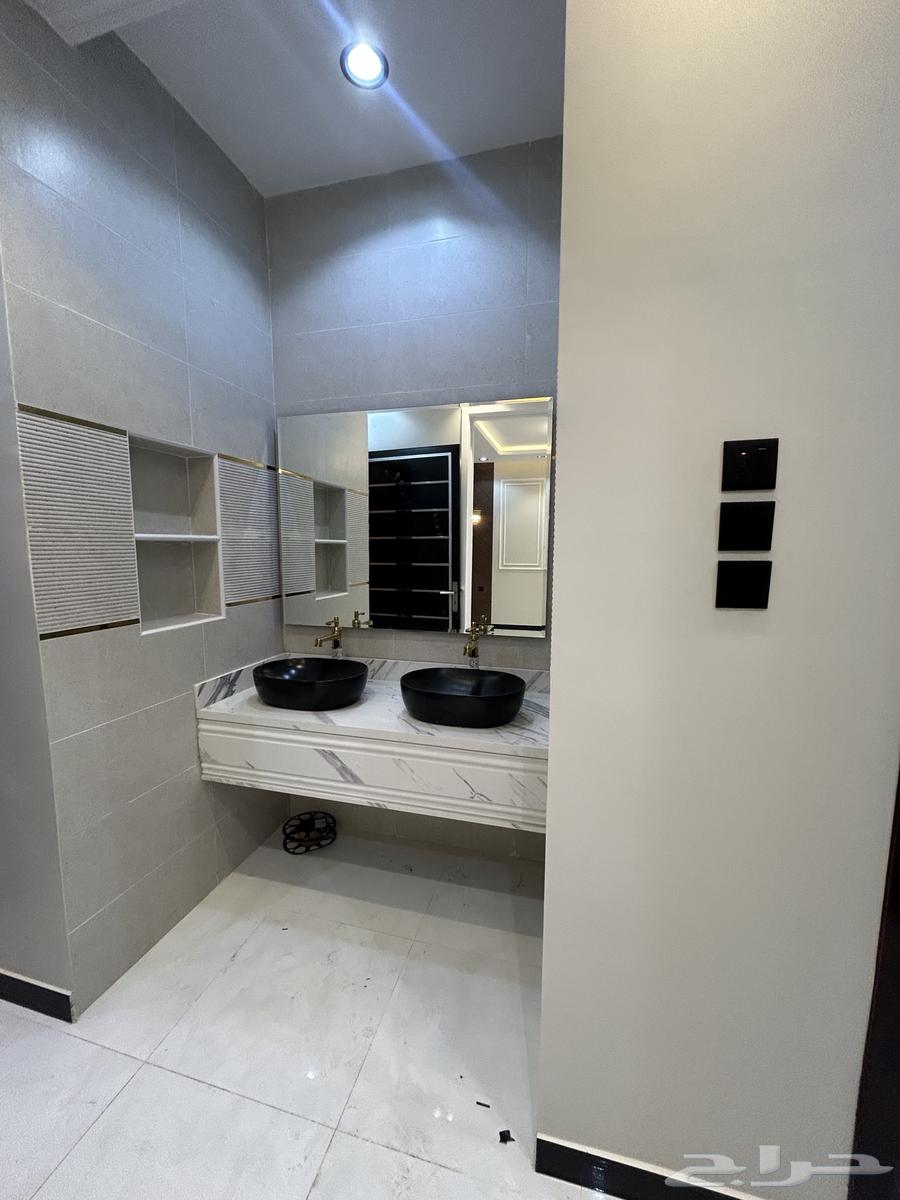 للبيع شقة دور ارضي 6غرف وسط الخدمات حي دره الموسى64589627654275113