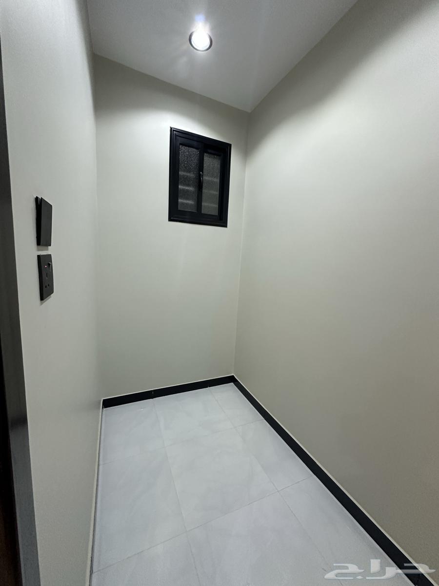 امتلك روف من 8 غرف ومشب بموقع مميز ومكتمل شرق الخميس64589541042561114