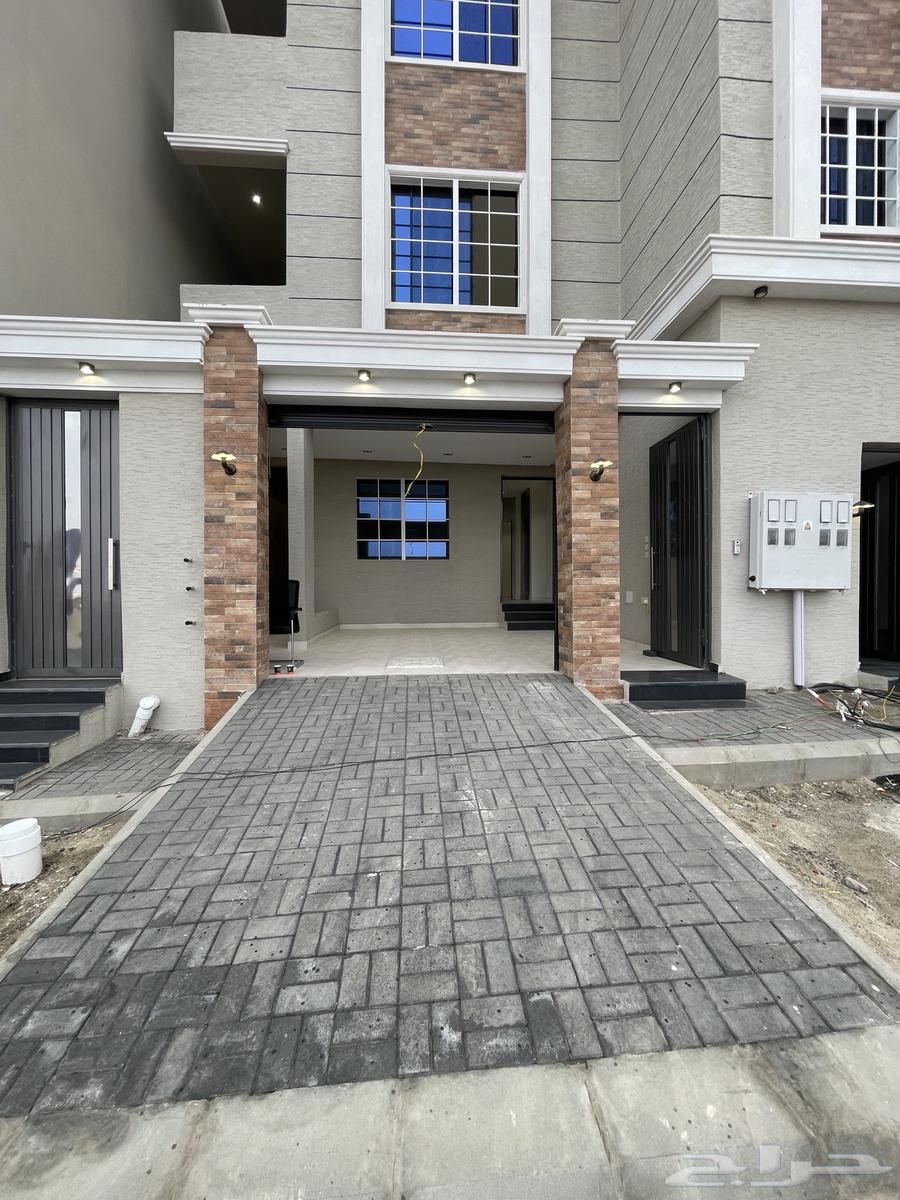 For sale, ground floor units with courtyard and upper floor units with rooftop and elevator, Al Ma'arid district64589627551363111