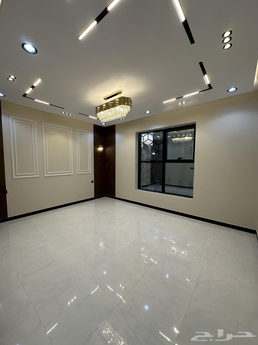 امتلك روف من 8 غرف ومشب بموقع مميز ومكتمل شرق الخميس64589541042561110