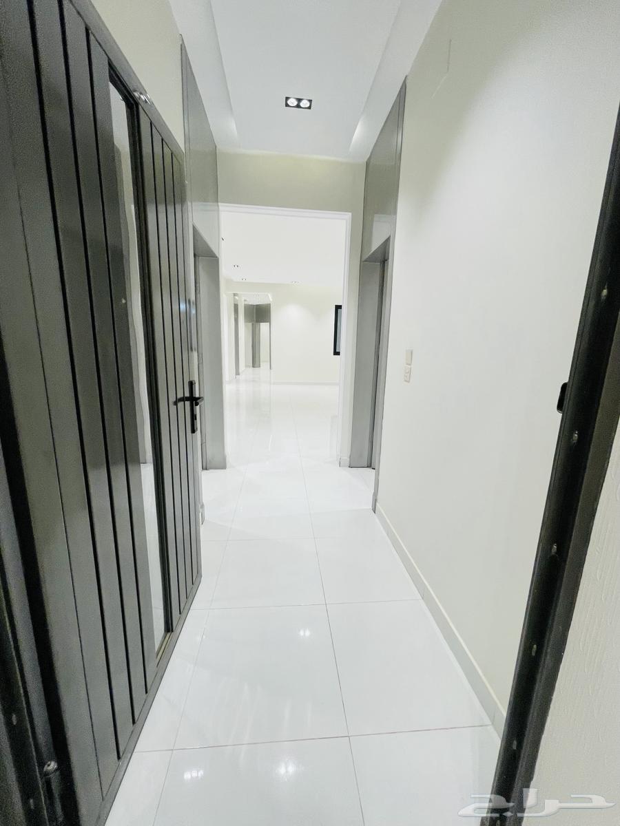 For sale, upper-floor apartments with rooftop and elevator, Al-Ma3arid district, priced at 52064582453174913113