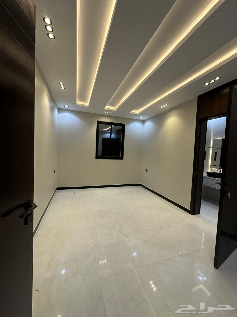 امتلك روف من 8 غرف ومشب بموقع مميز ومكتمل شرق الخميس64589541042561112