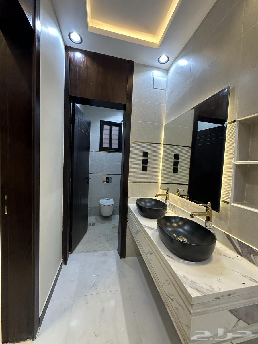 امتلك روف من 8 غرف ومشب بموقع مميز ومكتمل شرق الخميس64589541042561111