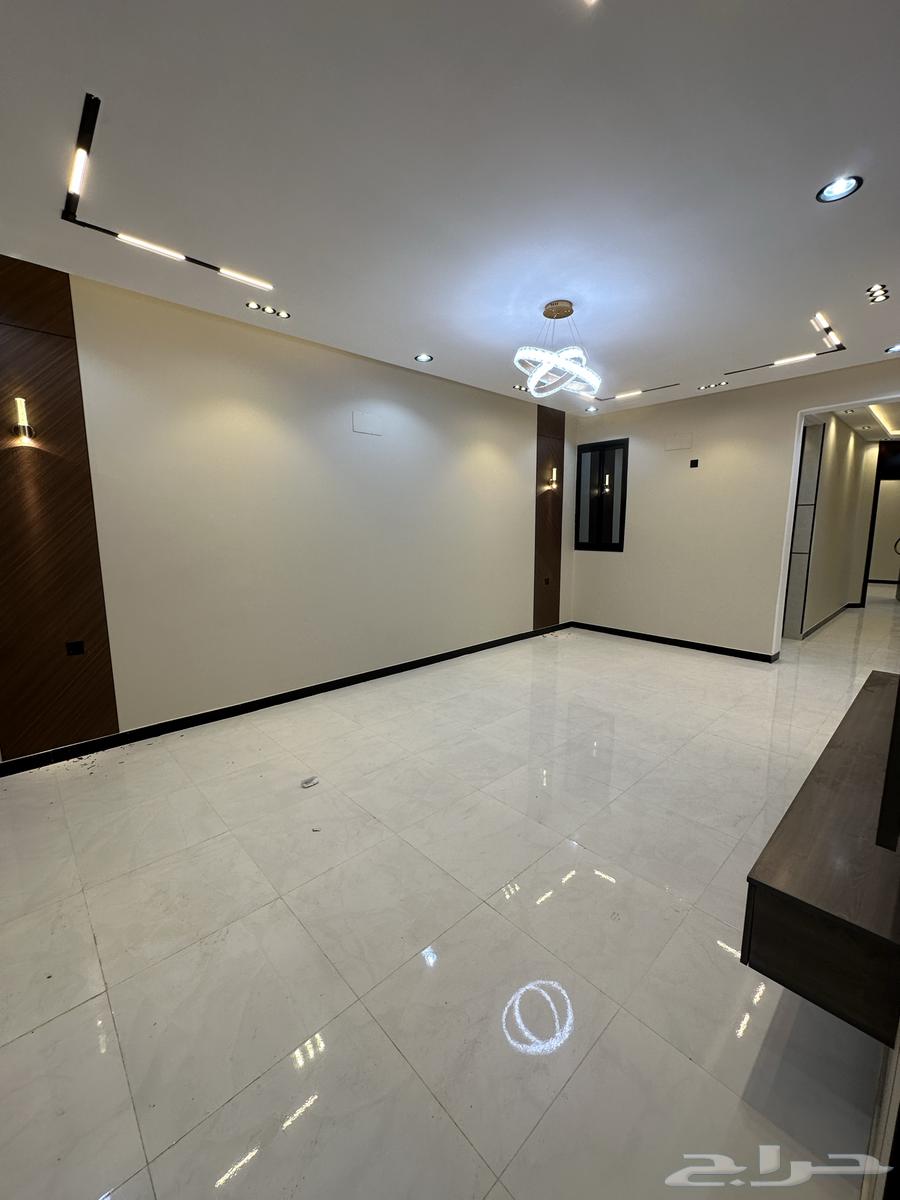 امتلك روف من 8 غرف ومشب بموقع مميز ومكتمل شرق الخميس64589541042561113