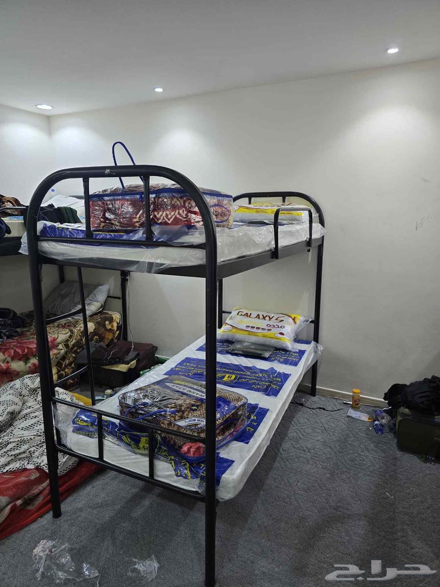 Preparing accommodation for workers: iron bed, iron wardrobe, mattresses, blankets, and pillow64589614533634110