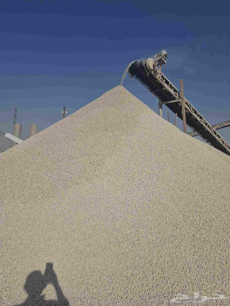 White sand, red sand, white gravel, asphalt, and soil64582692680706112