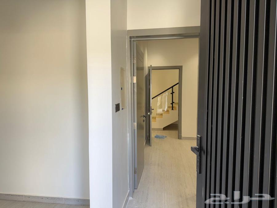 فيلا 200 متر بحي طويق مليون و 80 الف بها غرفة كبار سن64589513345538112