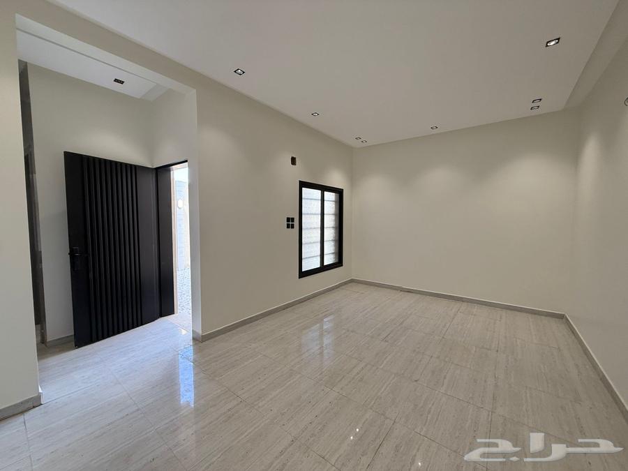 فيلا 200 متر بحي طويق مليون و 80 الف بها غرفة كبار سن64589513345538113