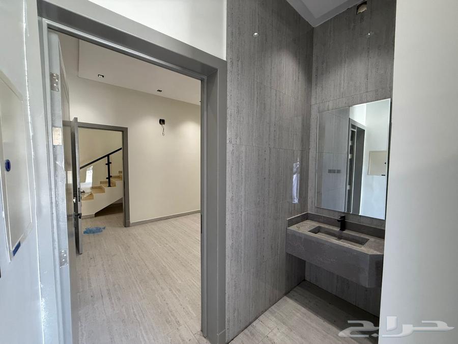 فيلا 200 متر بحي طويق مليون و 80 الف بها غرفة كبار سن64589513345538114