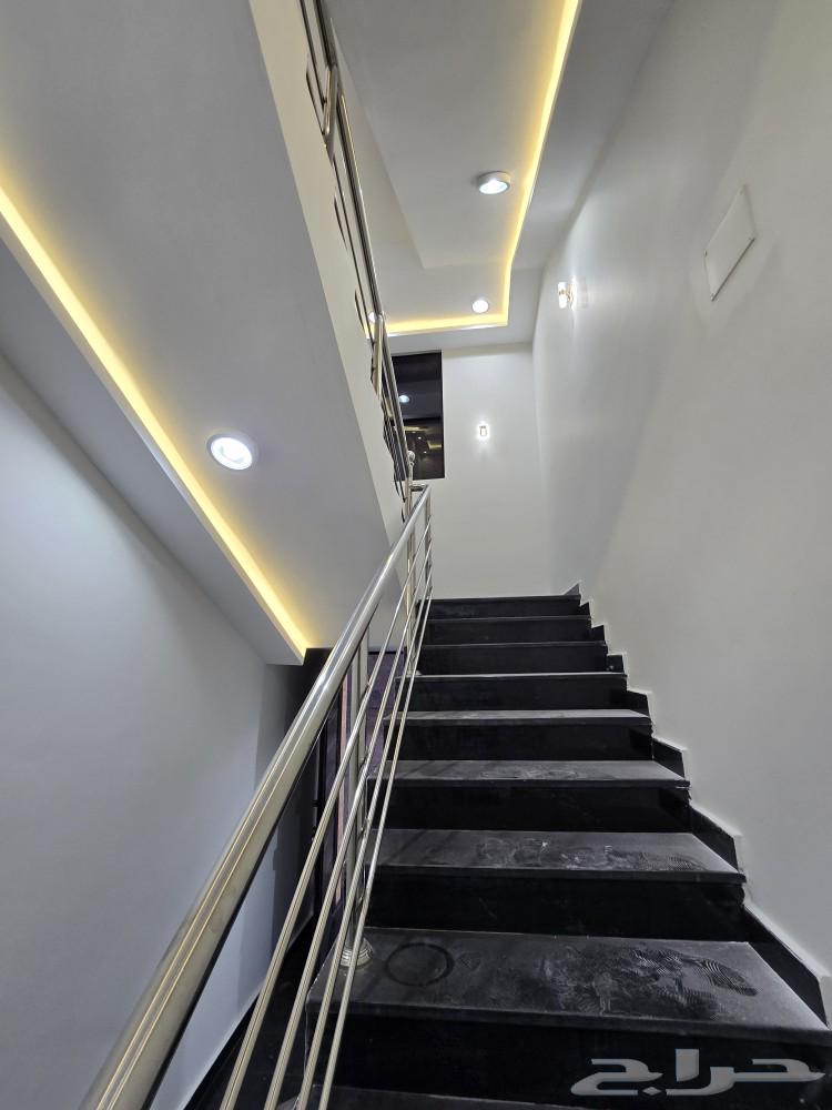 للبيع روف علوى مع ملحق 8غرف VIP من 700 ألف طريق الثمانين64582468971777114