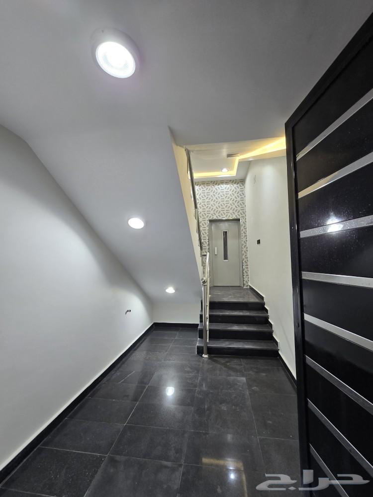 للبيع روف علوى مع ملحق 8غرف VIP من 700 ألف طريق الثمانين64582468971777113