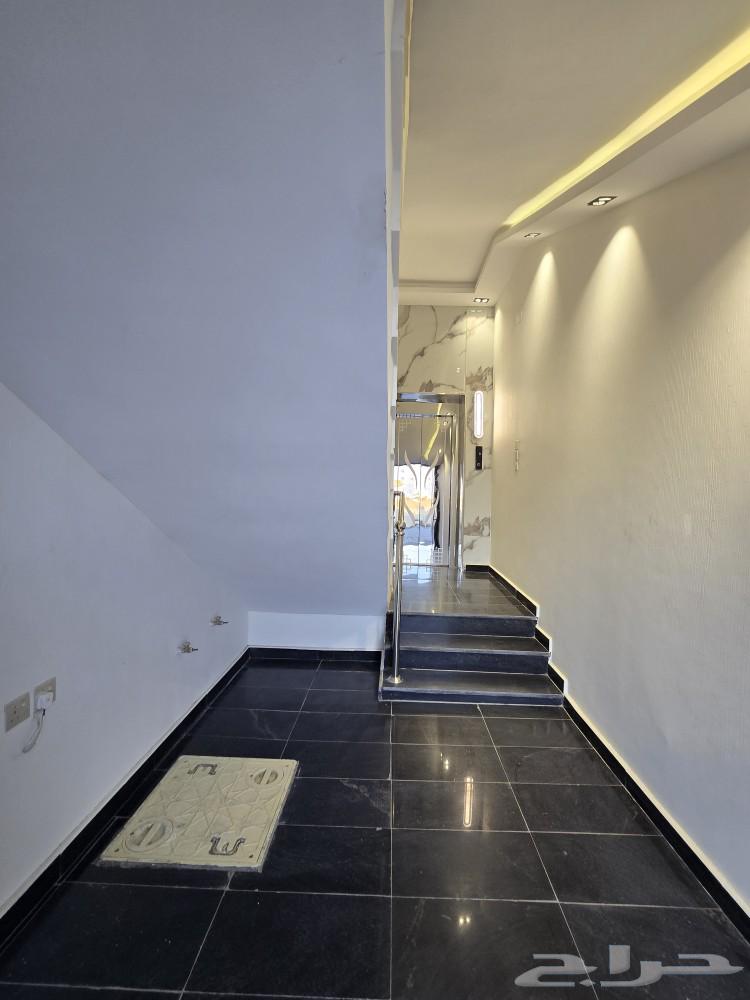 للبيع شقق علويه 6غرفVIPسطح خاص بحي التحليه وسط الخدمات520ألف64589541170177114