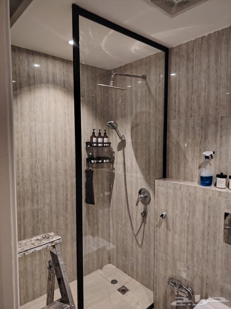 Office facade reflective glass, handrails, mirrors, aluminum shutters structure64369761714050113