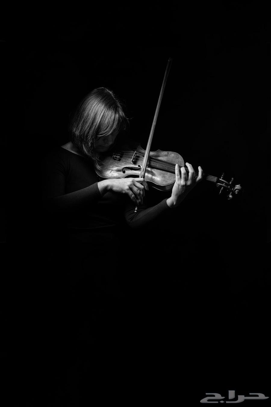 عازف او عازفة كمان وجيتار وساكسفون قانون64589728740609114