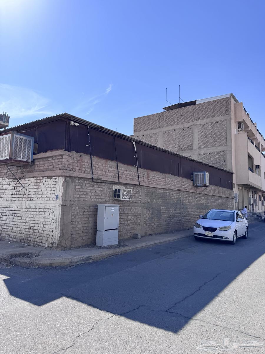 ارض 900م مقام عليها حوش للبيع في حي بني عبدالاشهل64594068608003113