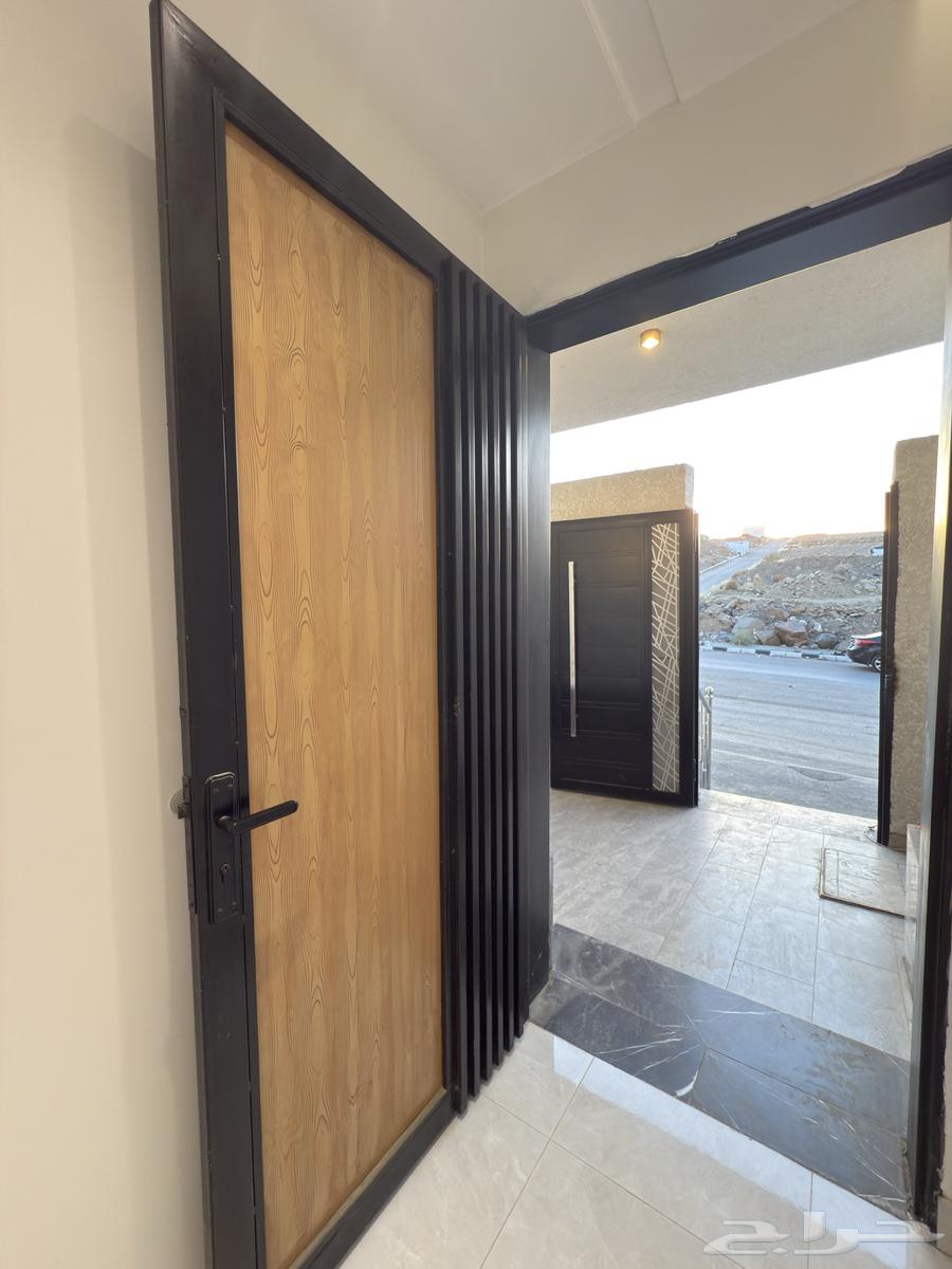 للبيع دور أرضي بتصميم روف 6 غرف خلف أسواق العثيم بالمحالة64594117578497112