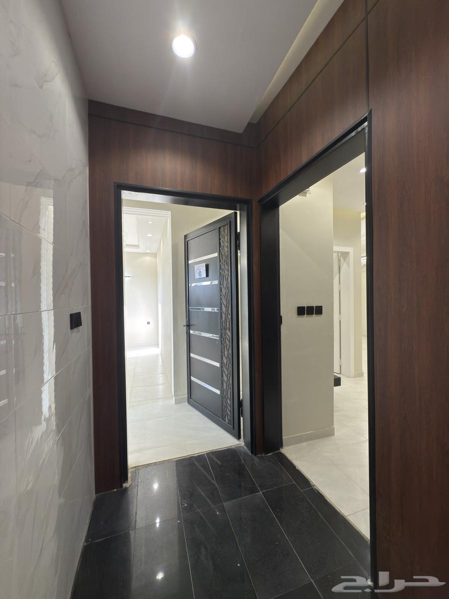 شقه علويه 6 غرف بدرج داخلي للسطح ابها قرب المطار-بسعر540الف64594068246145112