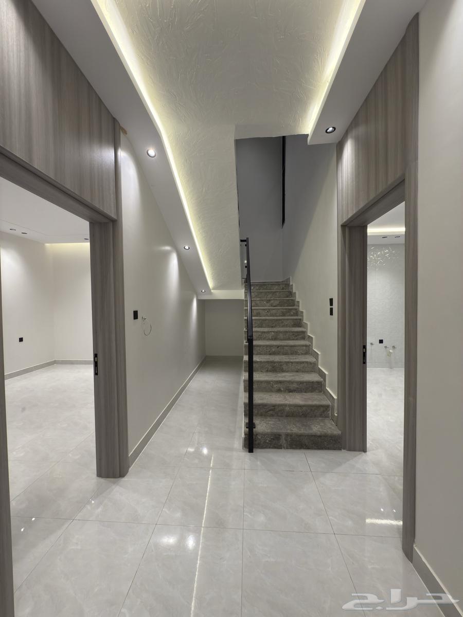 للبيع دور أرضي بتصميم روف 6 غرف خلف أسواق العثيم بالمحالة64594117578497110