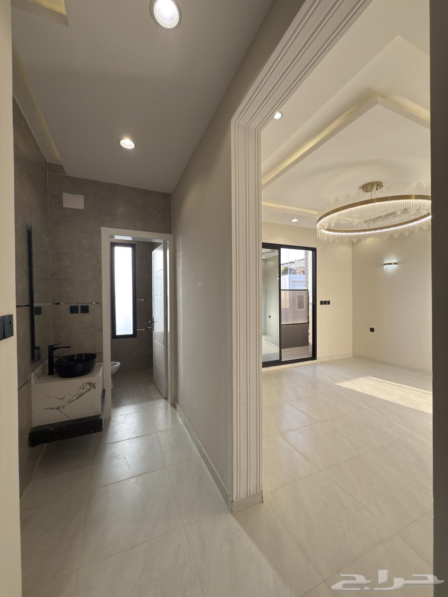 شقه علويه 6 غرف بدرج داخلي للسطح ابها قرب المطار-بسعر540الف64594068246145113