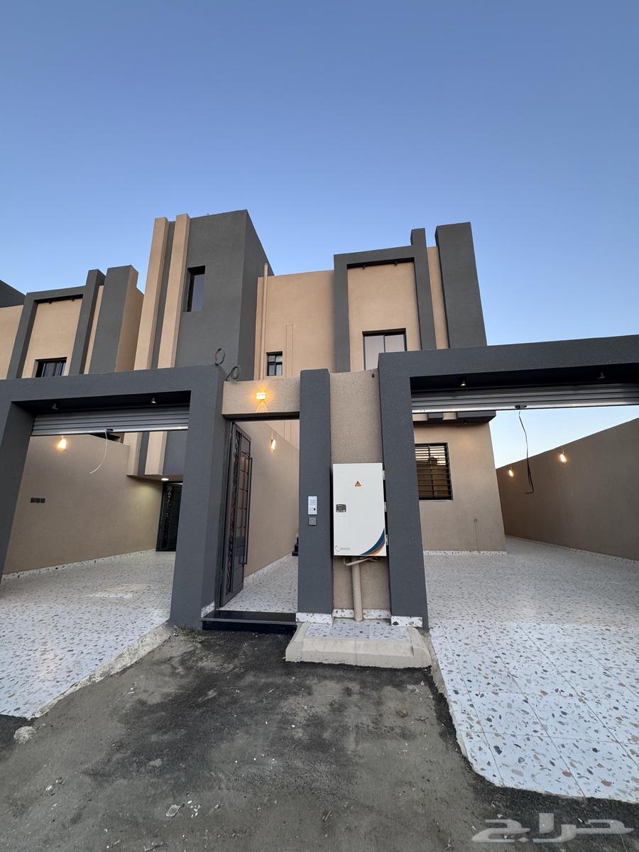 للبيع روف علوى مع ملحق بمدخل سياره مساحه كبيره بالخميس64594068124162110