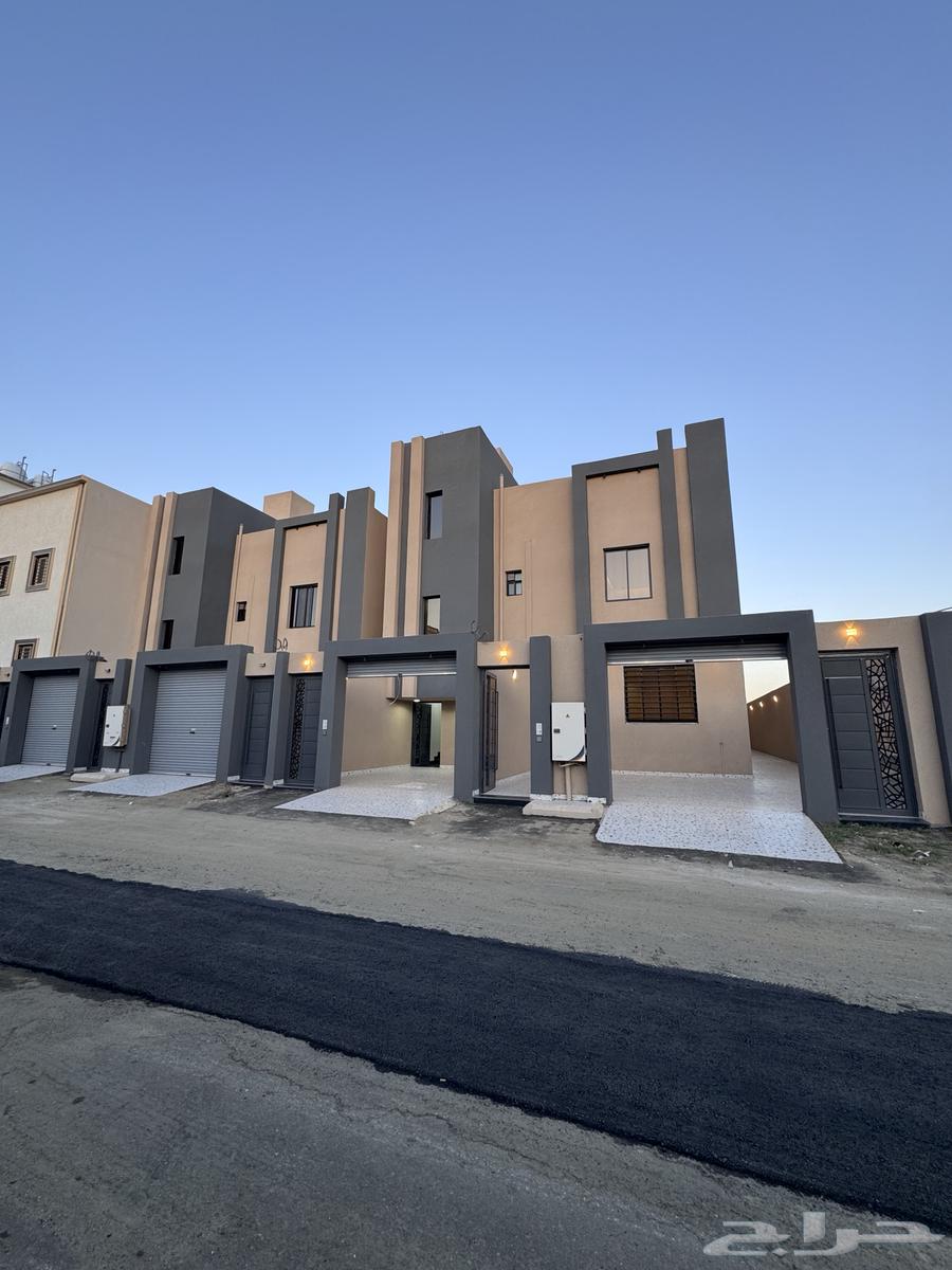 للبيع روف علوى مع ملحق بمدخل سياره مساحه كبيره بالخميس64594068124162111