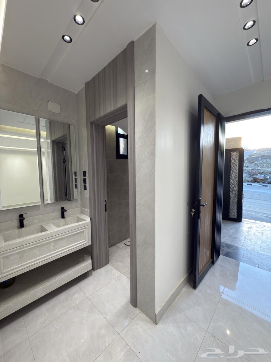 للبيع دور أرضي بتصميم روف 6 غرف خلف أسواق العثيم بالمحالة64594117578497113