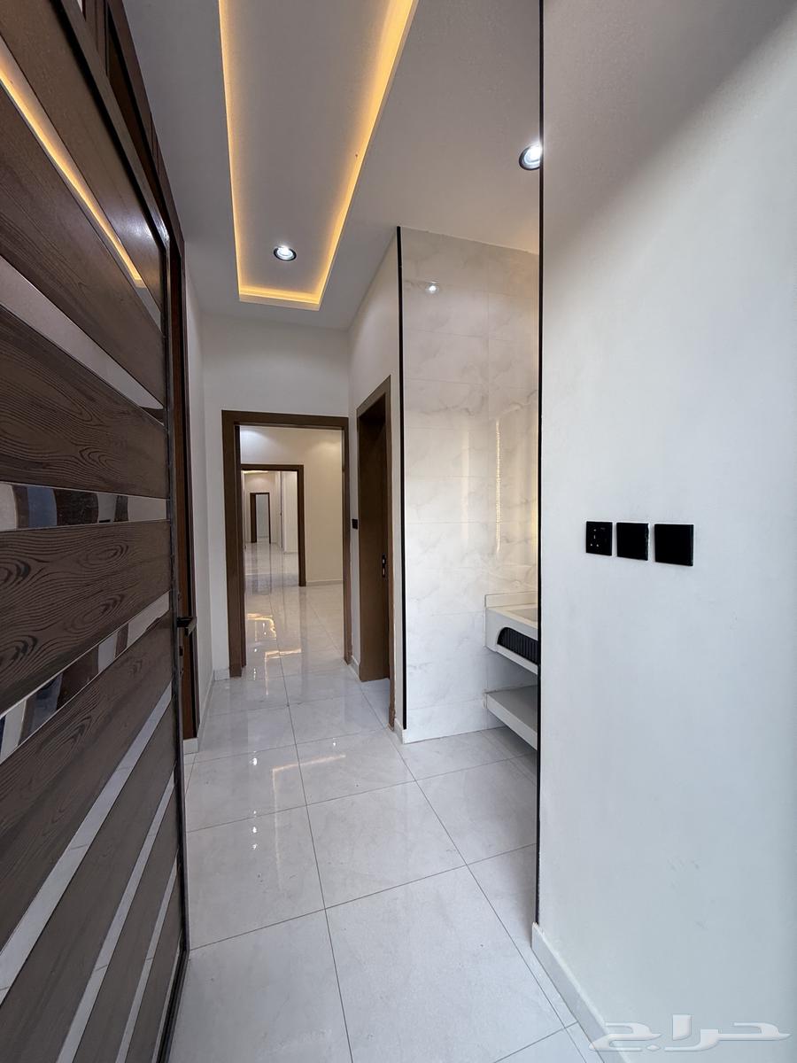 للبيع ارواف علويه بملحق وشقق ارضيه ببايكة سيارة ف حي الراقي64594068647554113