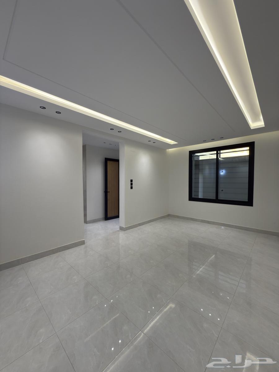 للبيع دور أرضي بتصميم روف 6 غرف خلف أسواق العثيم بالمحالة64594117578497114