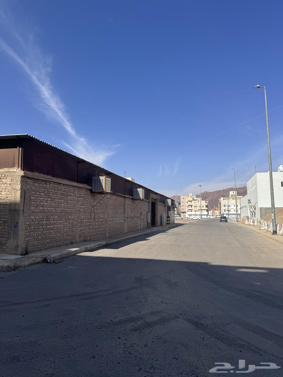 ارض 900م مقام عليها حوش للبيع في حي بني عبدالاشهل64594068608003111