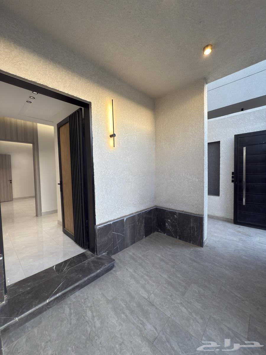 للبيع دور أرضي بتصميم روف 6 غرف خلف أسواق العثيم بالمحالة64594117578497111