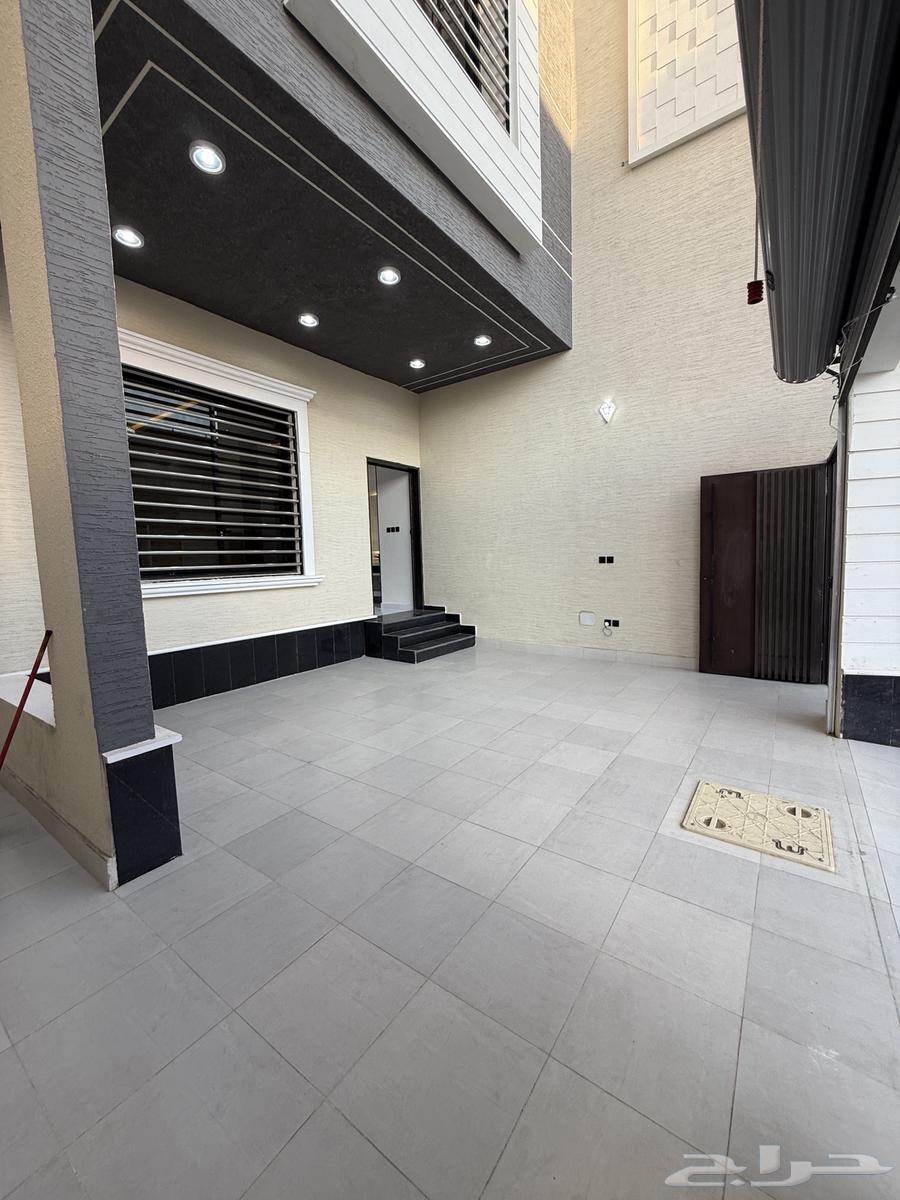 للبيع ارواف علويه بملحق وشقق ارضيه ببايكة سيارة ف حي الراقي64594068647554112