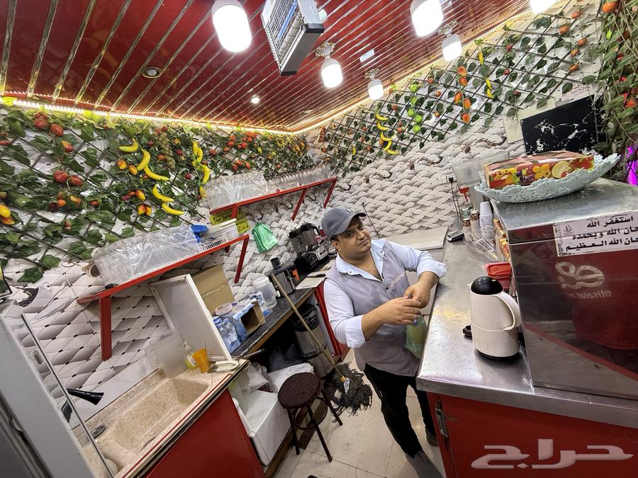 محل عصيرات للبيع الدخل اليومي لا يقل عن 700 ريال64589655535490111