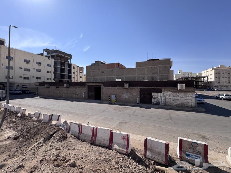 ارض 900م مقام عليها حوش للبيع في حي بني عبدالاشهل64594068608003114