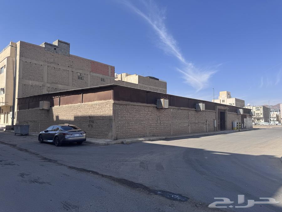 ارض 900م مقام عليها حوش للبيع في حي بني عبدالاشهل64594068608003110