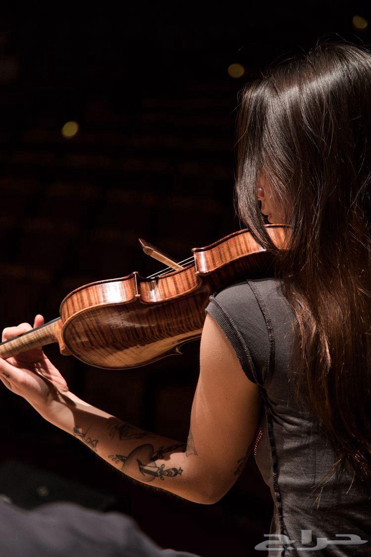 عازف او عازفة كمان وجيتار وساكسفون قانون64589728740609110