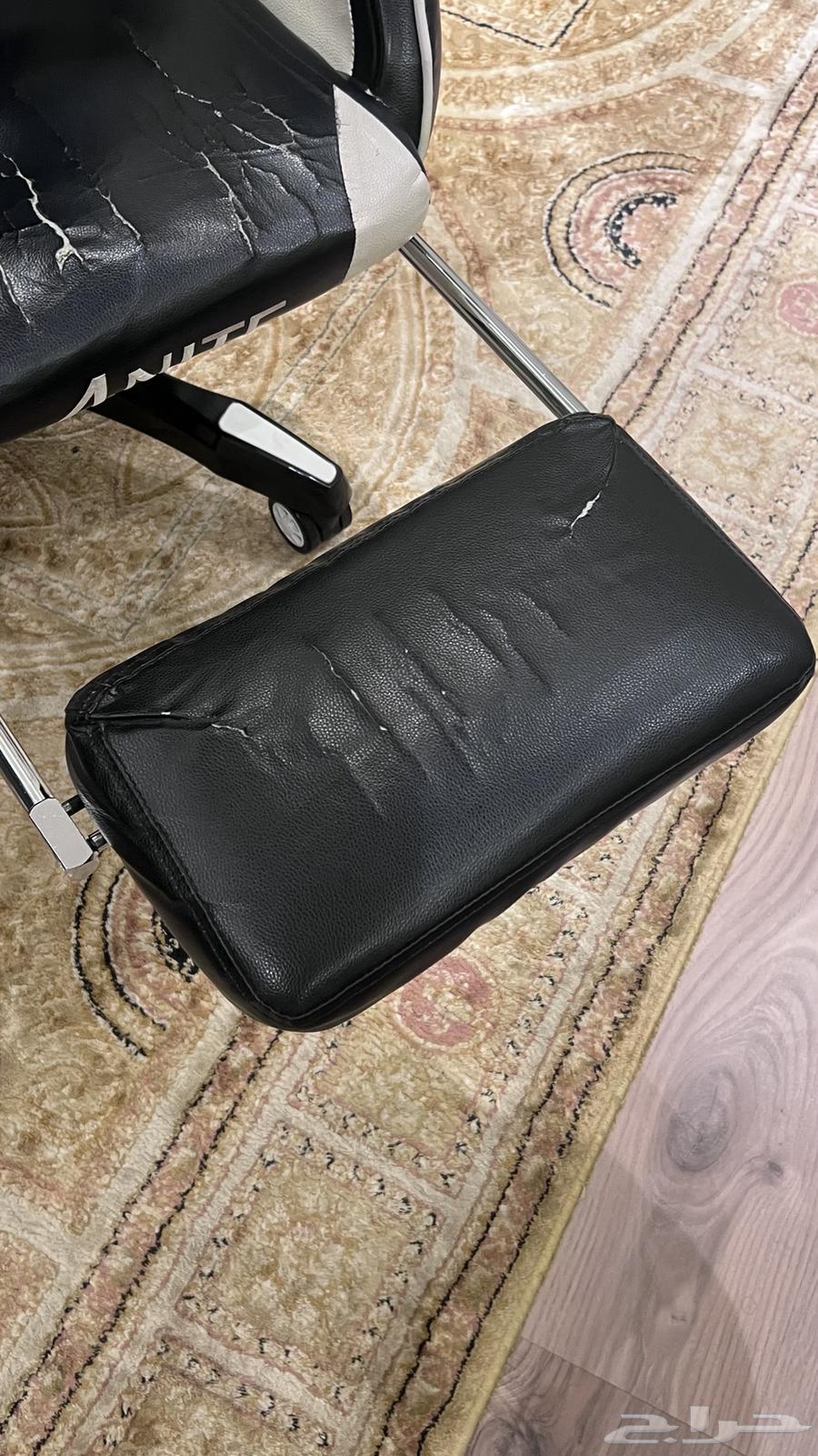 كرسي قيمينق للبيع م يعاني من شي الى ال من الارضيه64606431301378114