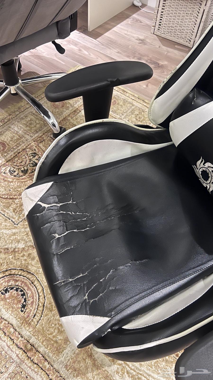 كرسي قيمينق للبيع م يعاني من شي الى ال من الارضيه64606431301378111