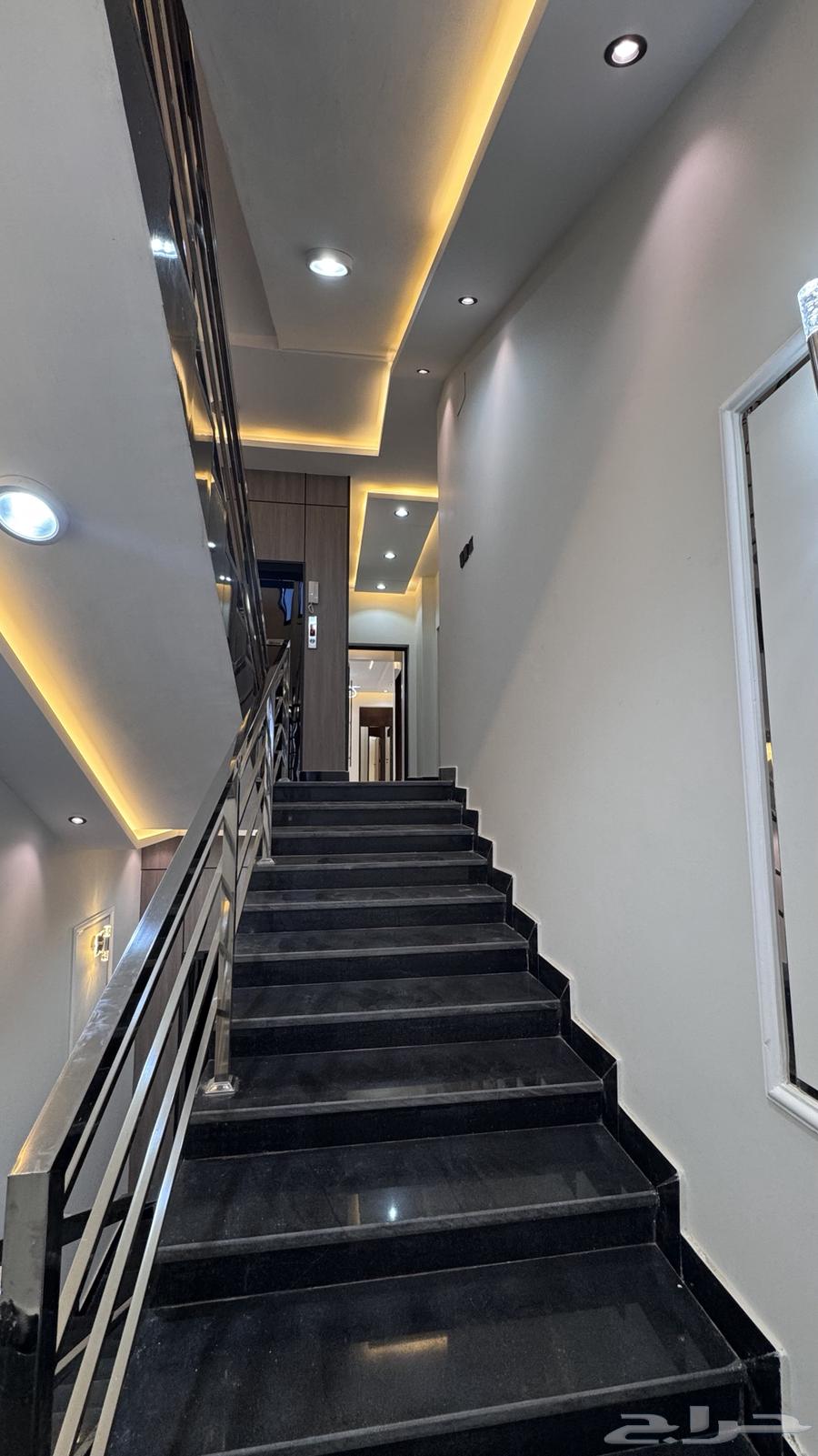 للبيع شقه 6 غرف مع سطح من 500 الف احد رفيده موقع متميز64606201947139113