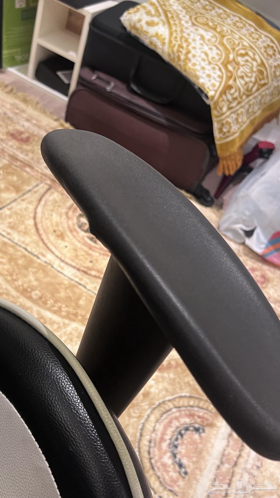 كرسي قيمينق للبيع م يعاني من شي الى ال من الارضيه64606431301378113