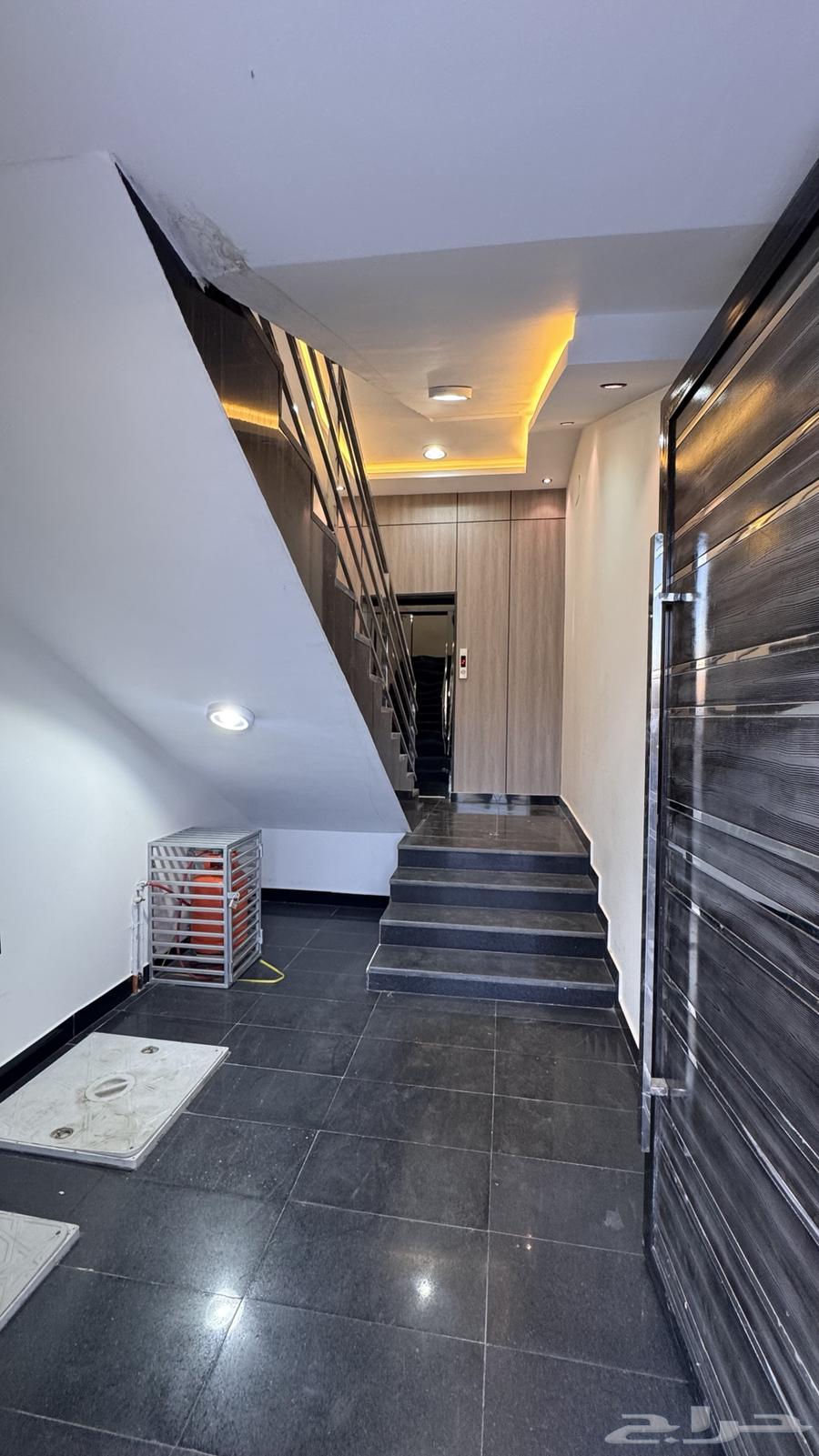 للبيع شقه 6 غرف مع سطح من 500 الف احد رفيده موقع متميز64606201947139111