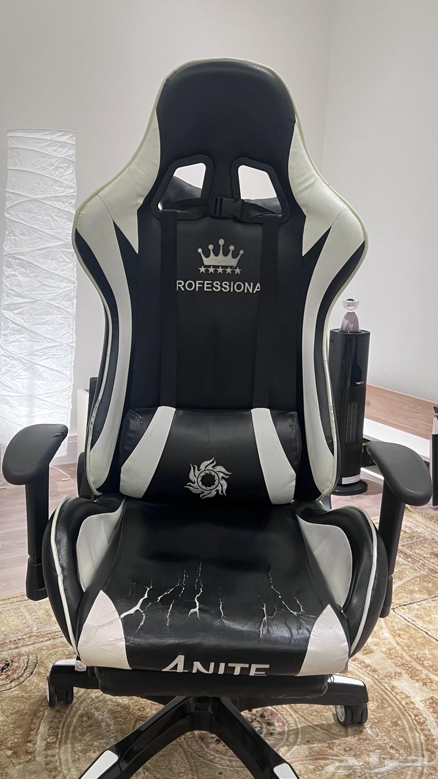 كرسي قيمينق للبيع م يعاني من شي الى ال من الارضيه64606431301378110