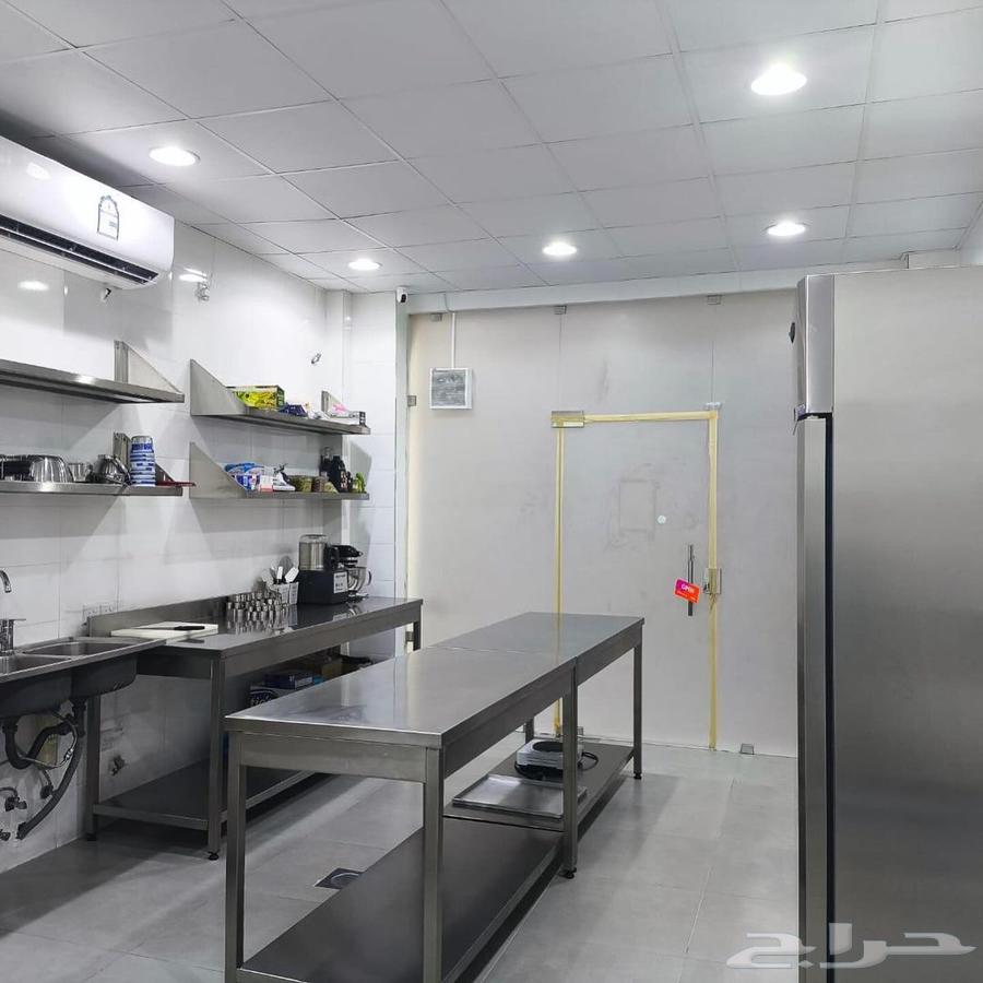 Renting a workspace in a confectionery factory with upper-floor accommodation for workers64606260823939110