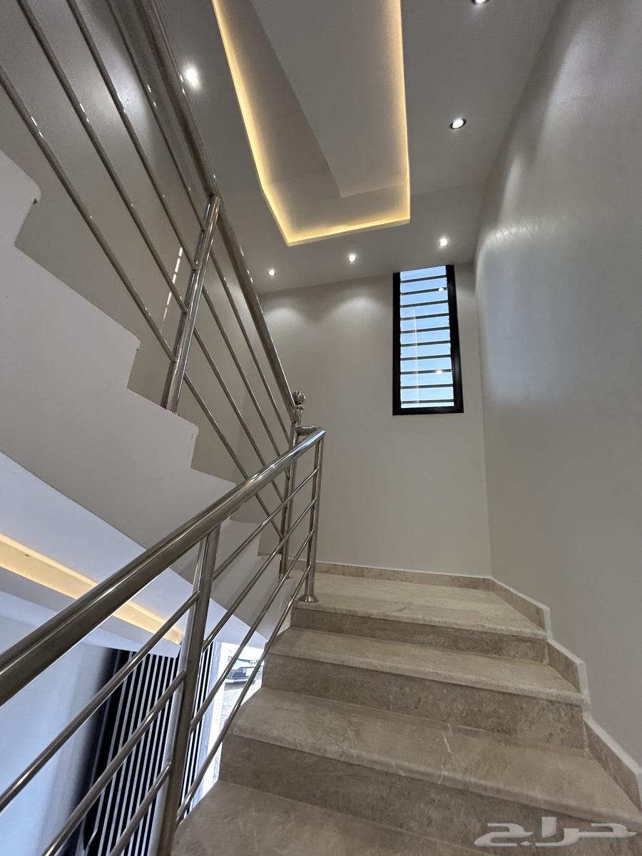 للبيع روف علوي بدرج داخلي وخارجي بسعر مناسب 650الف64606246448899113