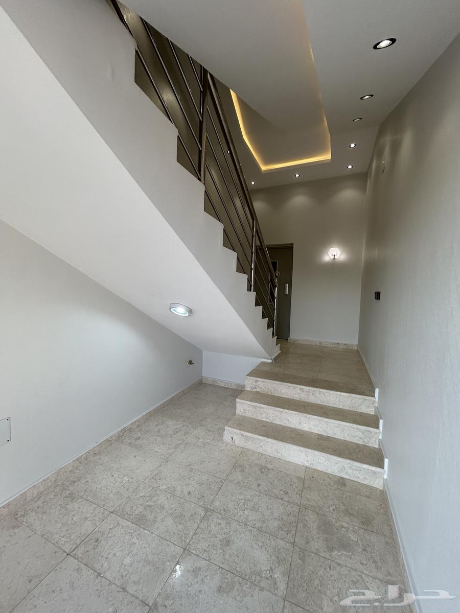 للبيع روف علوي بدرج داخلي وخارجي بسعر مناسب 650الف64606246448899112