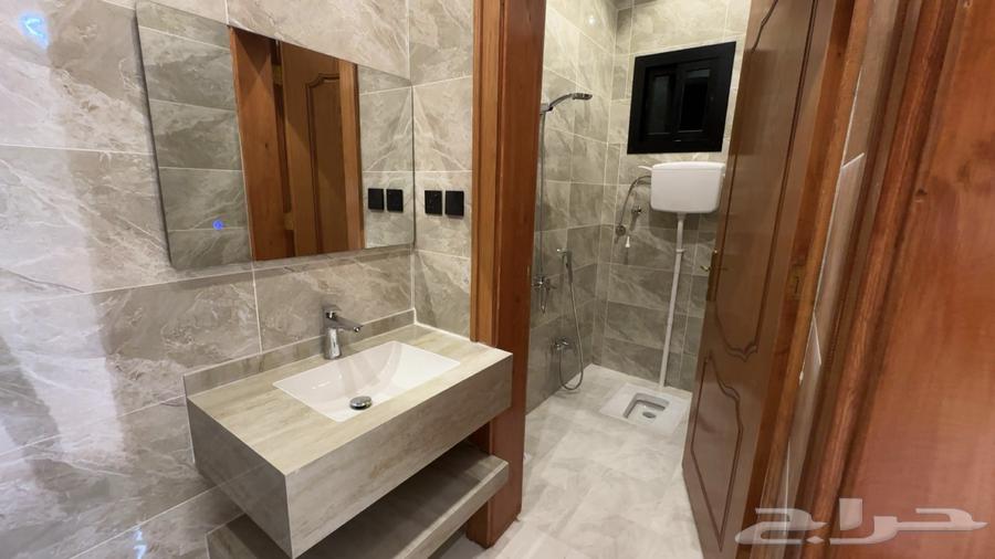 شقه من 4 غرف وصاله وسطح جديده للبيع بحي البوادي64606275337730110