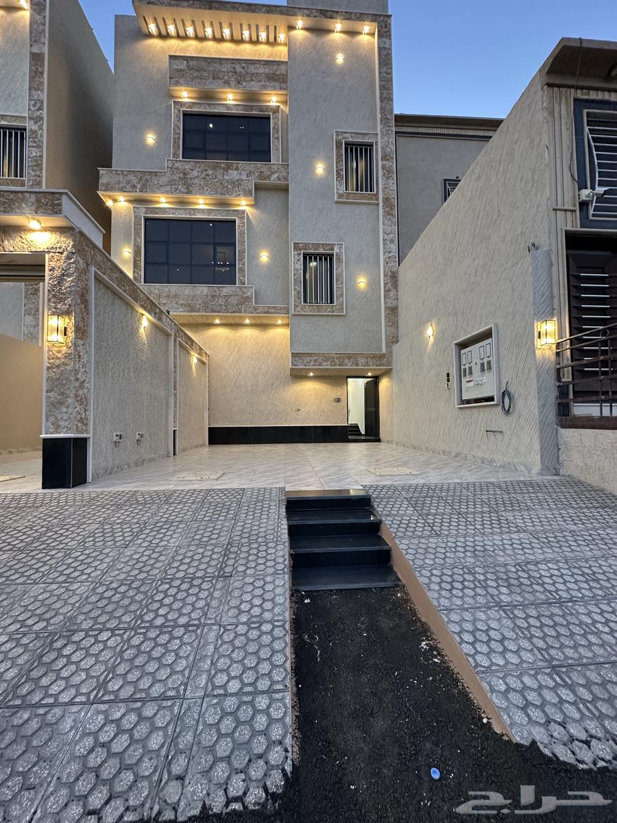 للبيع شقق علوية وسيعة 245 متر مع باركن حي الراقي64618917161987110